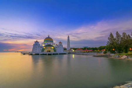 马六甲海峡清真寺masjidselatmelaka是一座清真寺，位于马六甲镇附近的马六甲岛上。