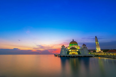 马六甲海峡清真寺MasjidSelatMelaka，它是一座清真寺，位于马来西亚马六甲镇附近的人造马六甲岛上。