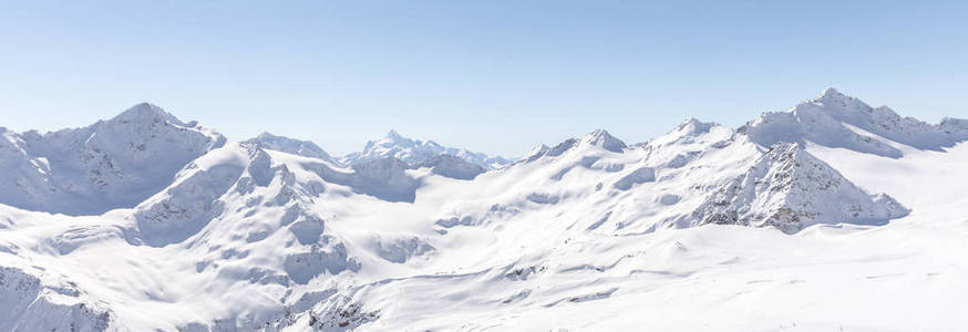 在阳光明媚的日子里, 白雪的冬季高加索山。从滑雪场的全景埃尔布鲁斯, 俄罗斯