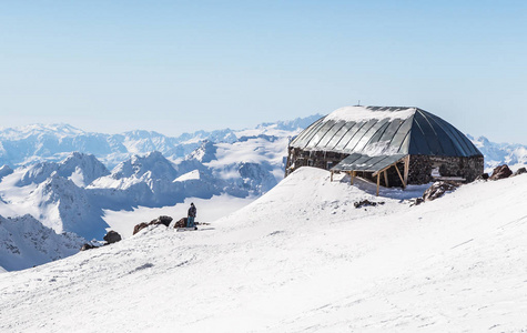 在阳光明媚的日子里, 白雪的冬季高加索山。从滑雪场的全景埃尔布鲁斯, 俄罗斯