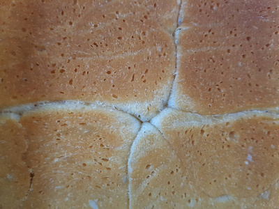 关上自制面包的屁股。显示面包的细节，空气，它的颜色。