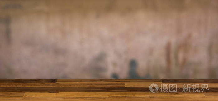 空白的木制桌子。 地板。 旧墙的纹理。 腐烂的石膏。 模型。 背景