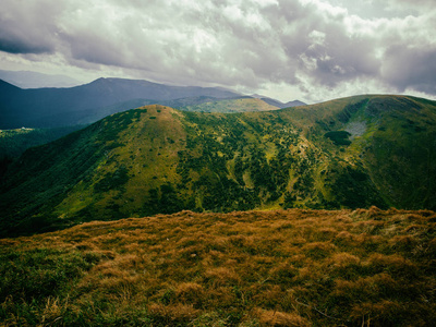 柏油路背景下的山景