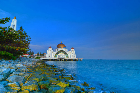 马六甲海峡清真寺masjidselatmelaka是一座清真寺，位于马六甲镇附近的马六甲岛上。