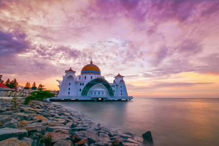 日出时刻在马六甲海峡清真寺Masjidselatmelaka，它是一座清真寺，位于马六甲镇附近的马六甲岛上。