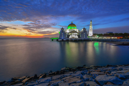 日落时分，在马六甲海峡清真寺Masjidselatmelaka，这是一座清真寺，位于马六甲镇附近的马六甲岛上。