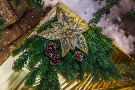 圣诞装饰品。 金色的球和用手电筒照亮的花环。