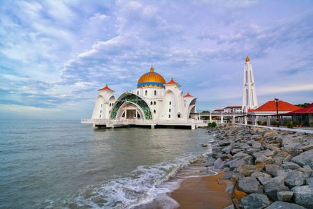 马六甲海峡清真寺Masjidselatmelaka的晨景，它是一座清真寺，位于马来西亚马六甲镇附近的马六甲岛上。