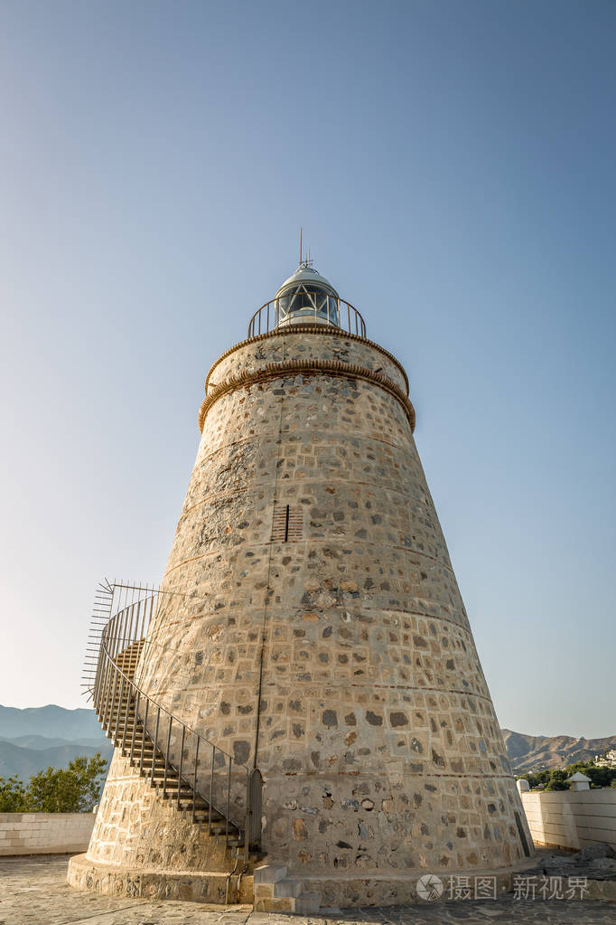 西班牙阿尔穆内卡尔格拉纳达镇一个晴朗的日子里的石灯塔