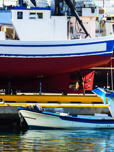 在游艇游艇和摩托艇上的特写镜头，停泊在港口，炎热的一天，蓝色的水在码头，蓝色的天空娱乐