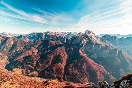 阳光明媚的一天，在一个五彩缤纷的秋天，尼克斯阿尔卑斯山