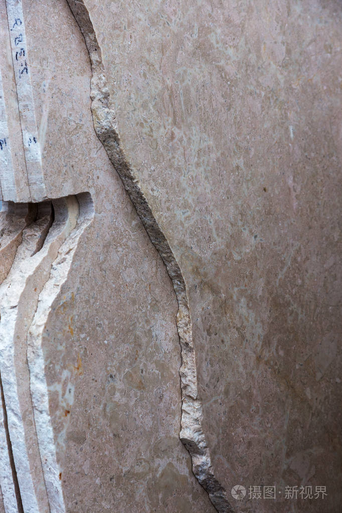 花岗石板边缘的侧面视图. 一堆花岗岩板大理石工厂. 大理石板的背景.