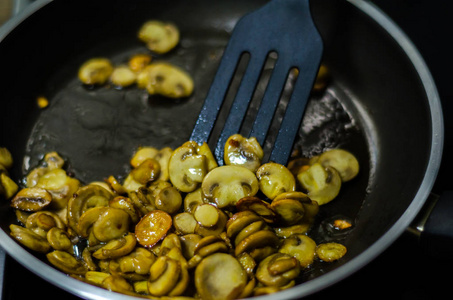油煎蘑菇片在平底锅素食，健康小吃
