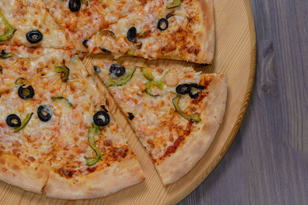 木板上的披萨