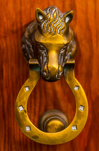 门上有黄铜门响器，形状像马，入口漂亮，房子复古装饰