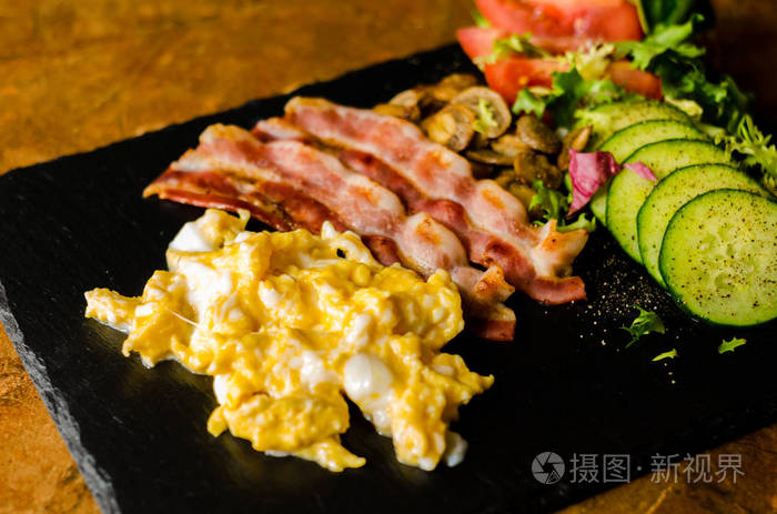 炒鸡蛋与培根蘑菇与沙拉，番茄和黄瓜早餐套餐