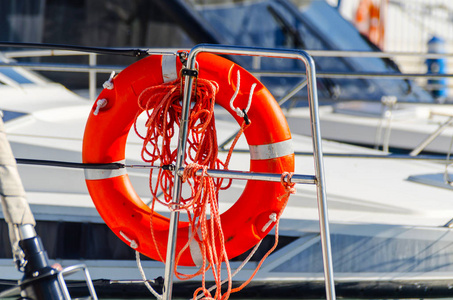 橙色救生圈在船的一侧，一个重要的工具，救生在海上安全