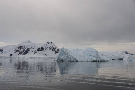南极景观与冰山