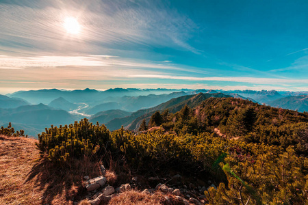 阳光明媚的一天，在一个五彩缤纷的秋天，尼克斯阿尔卑斯山