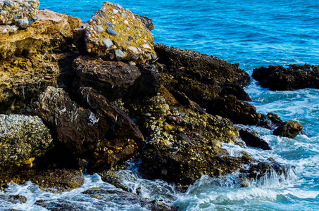 令人惊叹的大海，有蓝色的夏波和岩石，放松的岩石和水的自然景观