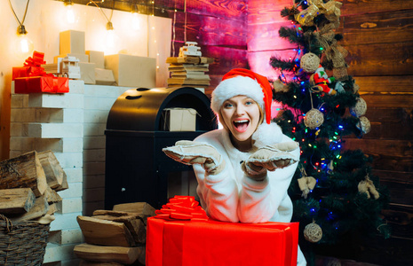 美丽的圣诞老人的女人.穿着圣诞老人衣服的美丽女孩的肖像.圣诞女装.