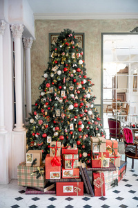 圣诞节客厅, 有一棵圣诞树, 下面有礼物
