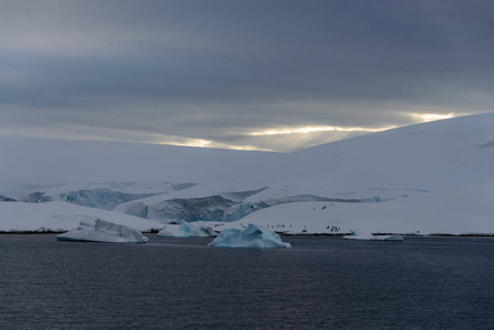 南极风景，人们在雪地上