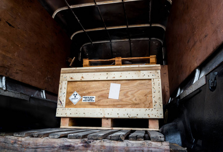 运输卡车集装箱木箱包装上的第7类危险材料运输标签上的辐射警告标志