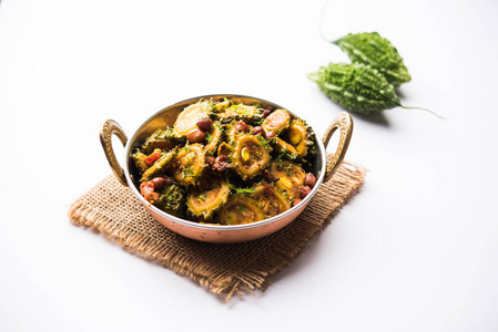 煮熟的苦瓜葫芦或KarelaSabzi放在碗里。这种健康蔬菜的科学名称是苦瓜。选择性聚焦