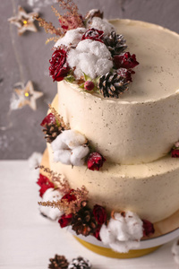 带花和巧克力的圣诞蛋糕。 婚礼细节婚礼蛋糕。 冬饼与圆锥形