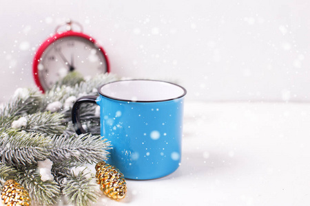 近景蓝色杯子与冬季装饰白色背景