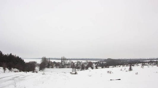 冬天的风景有雪覆盖的乡村。 雪覆盖农村背景