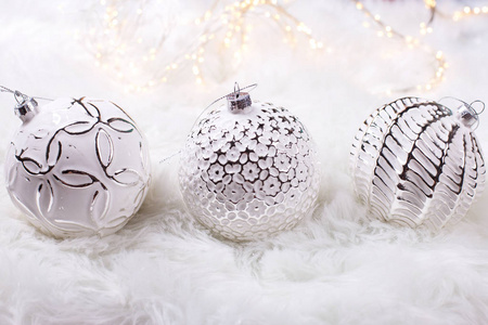 圣诞节和新年都有装饰的装饰球