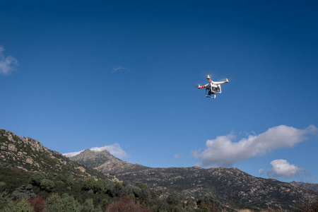 无人机在拍摄高分辨率图像的同时飞越地形
