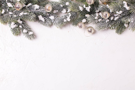 白色背景下合适的树枝和圣诞装饰品的顶部视图