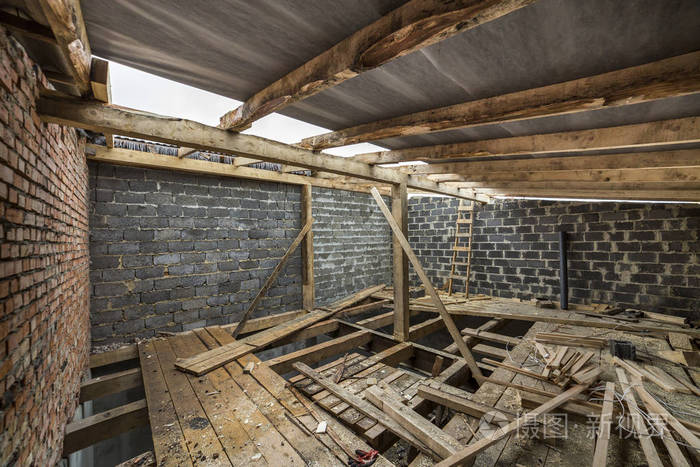 正在建造和翻新的宽敞阁楼房间.