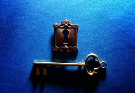 老式锁和金钥匙蓝色纹理背景