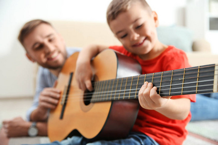 父亲在家教小儿吉他