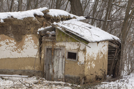 旧的废弃的农村房子，由于缺乏照顾而有破坏的迹象。 背景