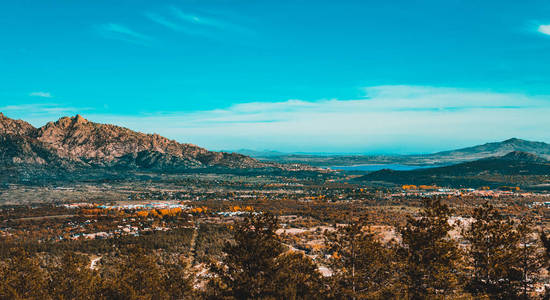 树与山之间美丽的全景