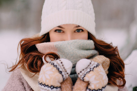 在雪林里, 女性在寒冷的环境中蒙住了脸