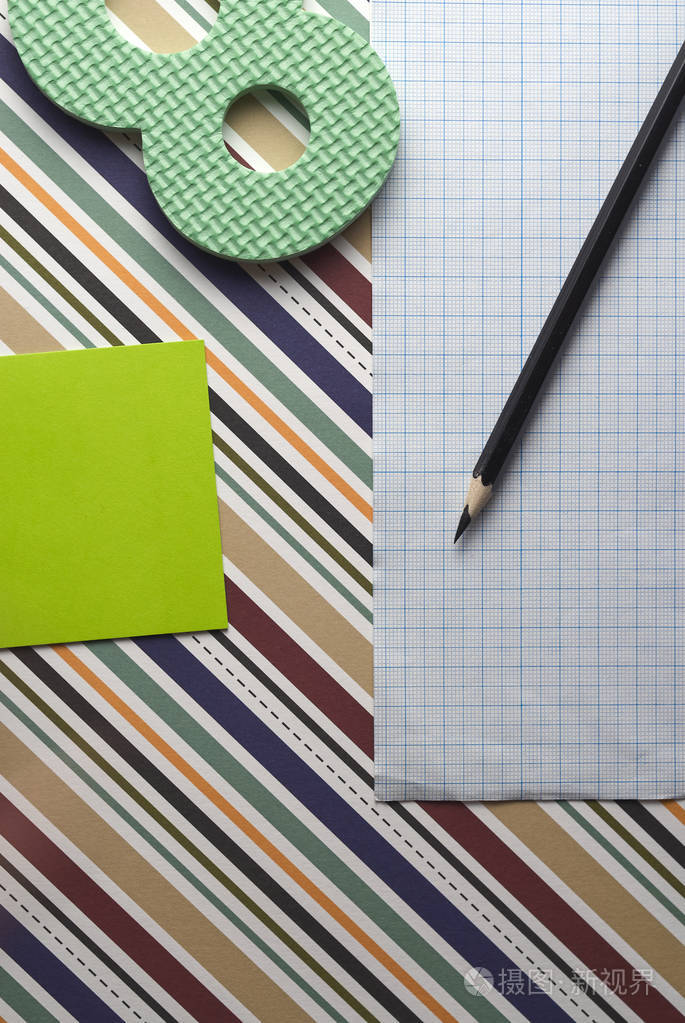 不同类型的商学院和办公室配件在彩色几何纸背景上