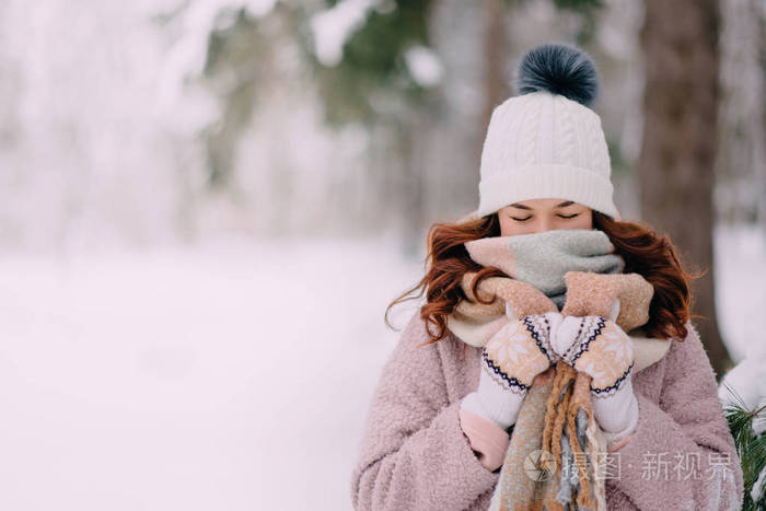 女人躲在围巾后面因为冷