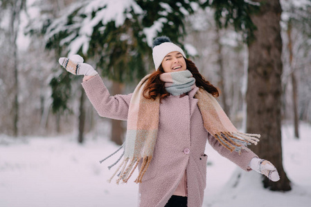 快乐的女性扔雪球在公园里