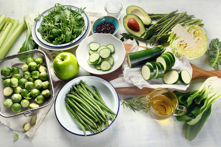 绿色有机蔬菜，健康烹饪，素食和纯素和纯素食品在桌面上。