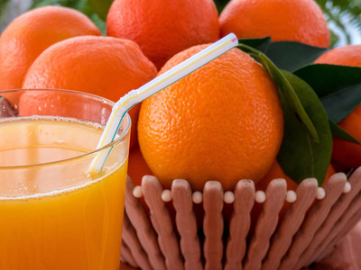 新鲜橙汁，盘子里有水果