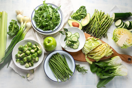 绿色美味的蔬菜，健康烹饪，素食和纯素食品，桌面
