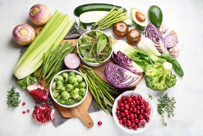 有机季节蔬菜的顶部景观，可在桌面上健康烹饪
