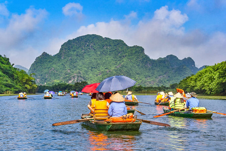 一艘划艇，有美丽的山景，越南忍者。