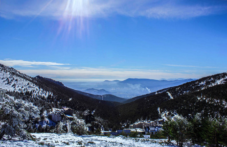 一条被雪山包围的街道的美丽景色